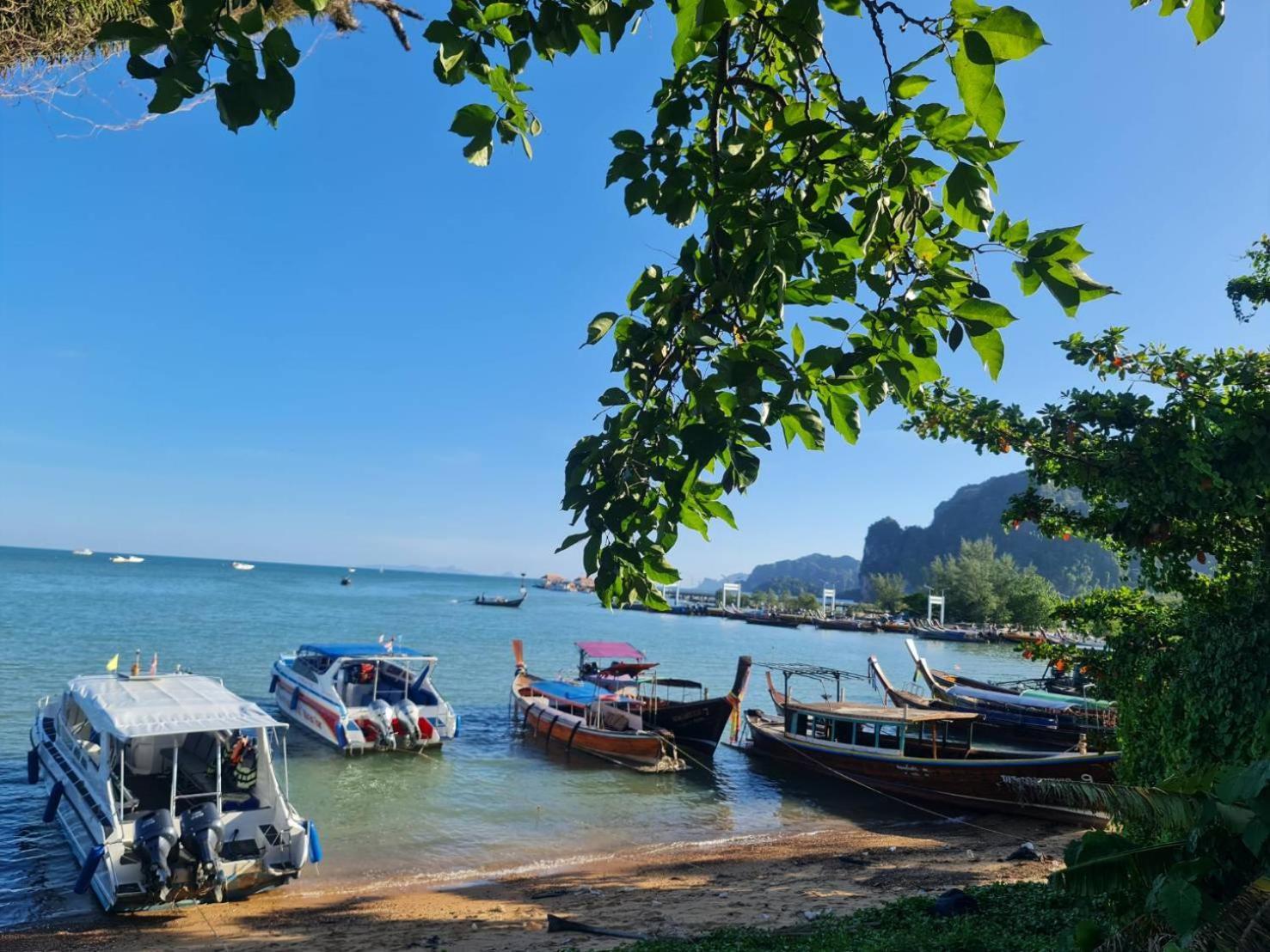 Chom By The Sea Hotel Ao Nam Mao Exterior foto