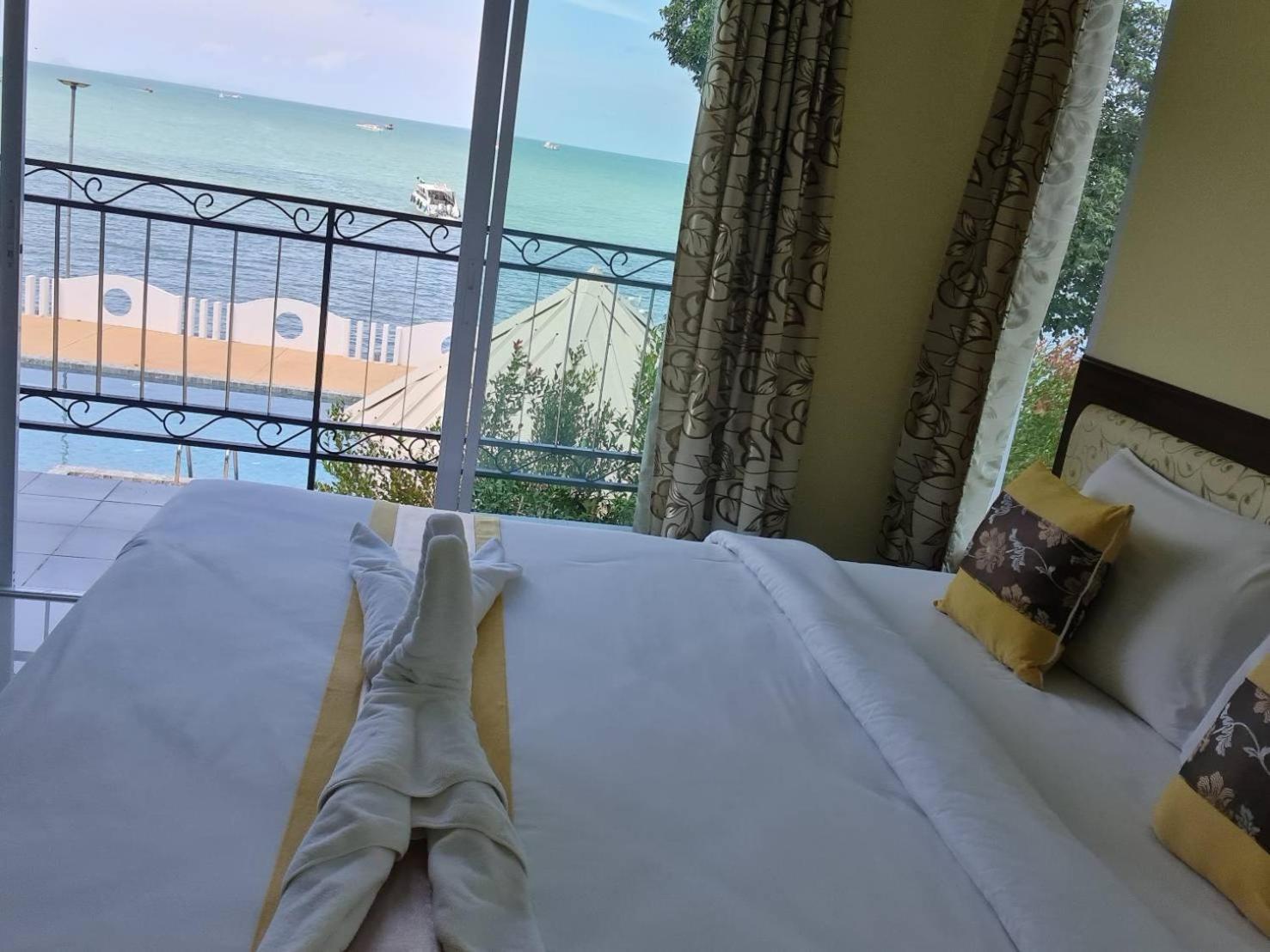 Chom By The Sea Hotel Ao Nam Mao Exterior foto