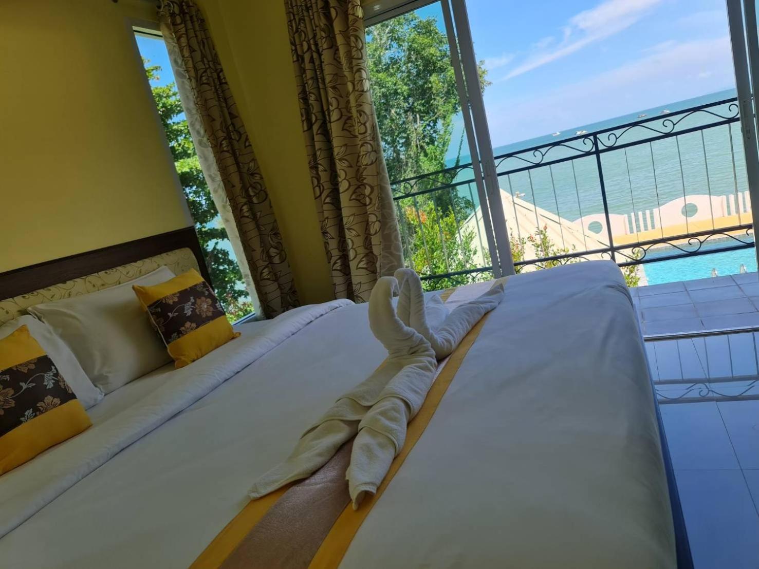 Chom By The Sea Hotel Ao Nam Mao Exterior foto